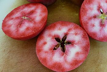 Rotfleischiger Apfel