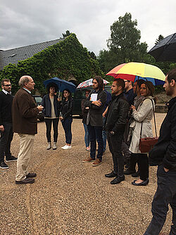 Gruppe beim Zuhören 