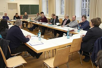 Teilnehmer sitzen an den Tischen