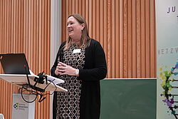 Prof. Dr. Hey begrüßt die Gäste