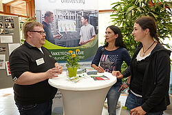 Interessentinnen informieren sich am Stand