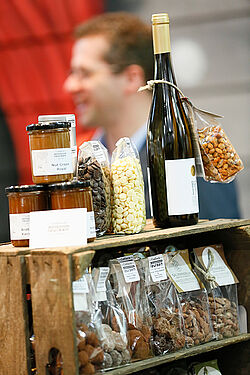 Weinflasche mit Gewürzen 