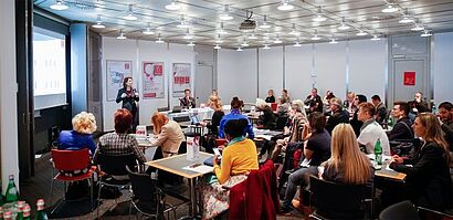 Prof. Dr. Simone Loose, Head of the Departement of Business Administration & Market Research at Hochschule Geisenheim University, presenting the report.