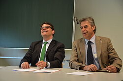 Wissenschaftsminister Boris Rhein (links) mit Hochschulpräsident Prof. Dr. Hans Reiner Schultz bei der Unterzeichnung der Zielvereinbarung