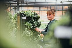 Studentin vor Gewächs 