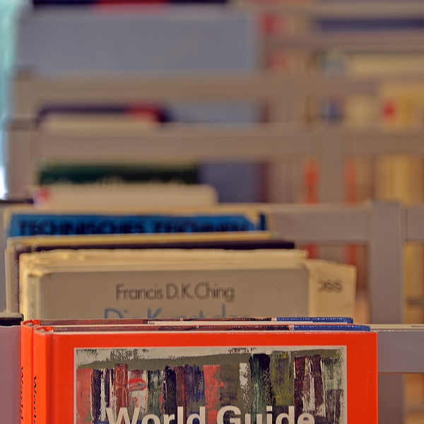 Eine Reihe Bücher auf einem langen Regal © Hochschule Geisenheim / Jan Schindler