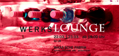 Werkslounge logo vor Weinflaschen