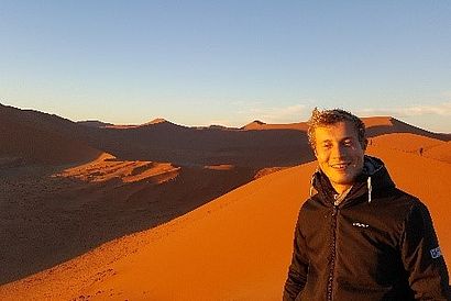 Florian Schrickel im Sonnenaufgang in der Namib-Wüste in Namibia