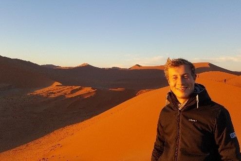 Florian Schrickel im Sonnenaufgang in der Namib-Wüste in Namibia