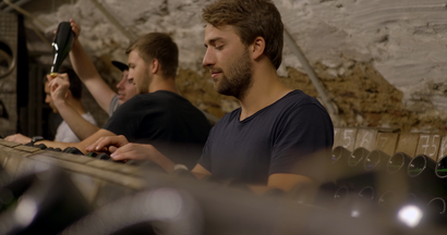 Eine Gruppe Studierender arbeitet in einem Sektkeller. © Hochschschule Geisenheim