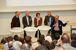 Gruppe steht auf der Bühne