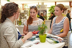 Interessentinnen informieren sich am Stand