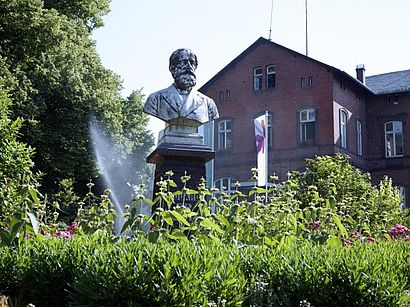 Statue und Gebäude der Hochschule