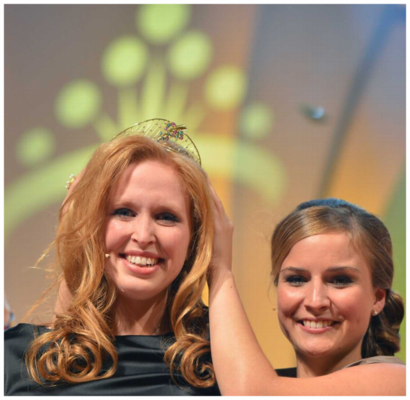 Annika Strebel krönt ihre Nachfolgerin Julia Bertram 