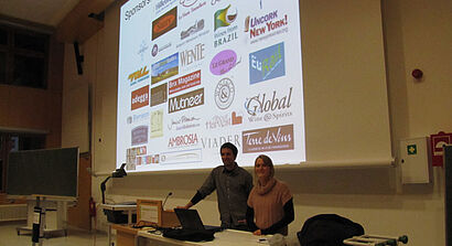 Mann und Frau bei der Präsentation