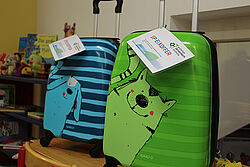 zwei mobile Spielkoffer (grün und Blau)