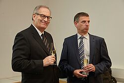 Zwei Männer mit Sektglaesern in den Händen 