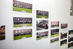 Bilder an der Wand haengend 