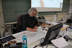 Daniel Nies beim Zeichnen