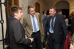 Unterhaltung zwischen drei Männern 