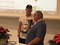 zwei Männer stehend vor Leinwand 