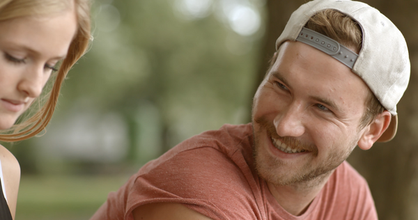 Ein junger Mann sitzt neben einer jungen Frau und lacht fröhlich. © Hochschschule Geisenheim