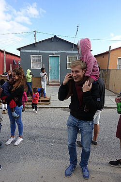 Kuscheln, toben, spielen – wir waren eine willkommene Abwechslung für die Kleinen. Kuscheln, toben, spielen – wir waren eine willkommene Abwechslung für die Kleinen.