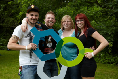 Studenten mit dem Logo der Hochschule