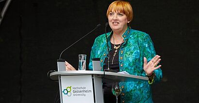 Claudia Roth während Vortrag