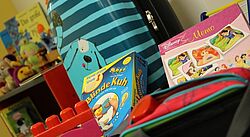 Koffer und Spiele im Vordergrund