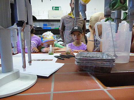 [Translate to English:] Kinder im Labor