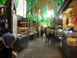 Verkaufshalle mit Fahnen geschmückt