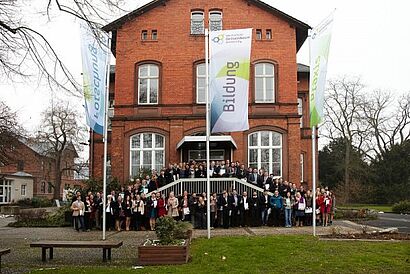 Gruppenbild vor einem Unigebäude 