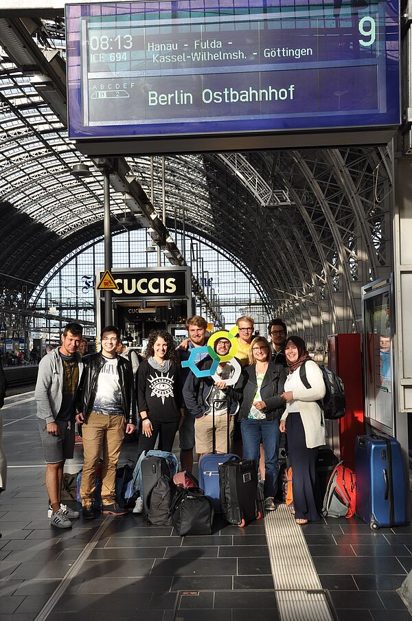 Studenten am Bahnhof