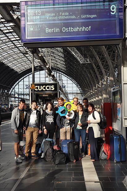 Studenten am Bahnhof