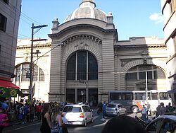 Eingangshalle mit Autos davor