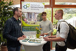 zwei Jungs stehen am Stand der Hochschule