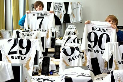 Simon Lönarz und sein Freund Bence Mayer umgeben von den Trikots