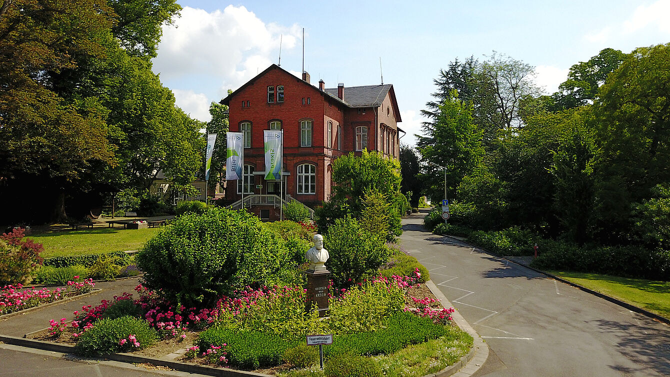 Das Verwaltungsgebäude und der Vorplatz auf dem Campus der Hochschule Geisenheim © Winfried Schönbach