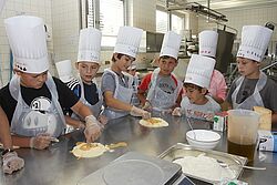 Kinder beim Zubereiten vom Essen