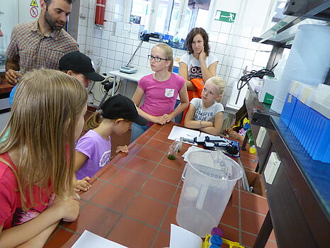 [Translate to English:] Kinder im Labor