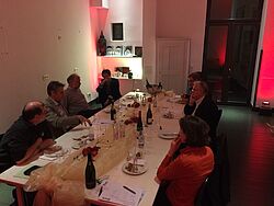 Teilnehmer sitzen am Tisch