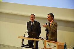 zwei Männer während Rede leicht von oben fotografiert