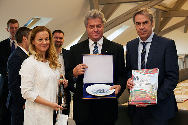 Hochschulpräsident Prof. Dr. Hans Reiner Schultz und Vertreter der SZIE präsentieren Gastgeschenke. Dr. Solti László
