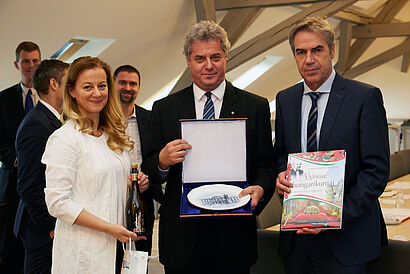 Hochschulpräsident Prof. Dr. Hans Reiner Schultz und Vertreter der SZIE präsentieren Gastgeschenke. Dr. Solti László