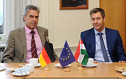 Aufnahme am Tisch sitzend