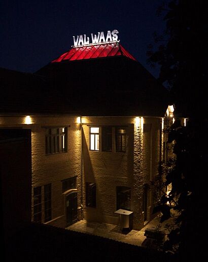 beleuchtetes Gebäude 