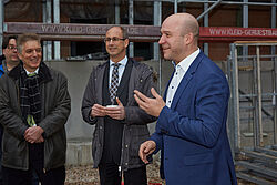 Staatssekretär-Jung-inspiziert-den-Baufortschritt