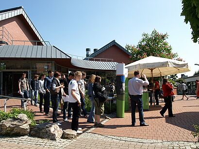 Besucher auf dem Campusgelaende