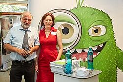 Stand mit Mann und Frau lachend